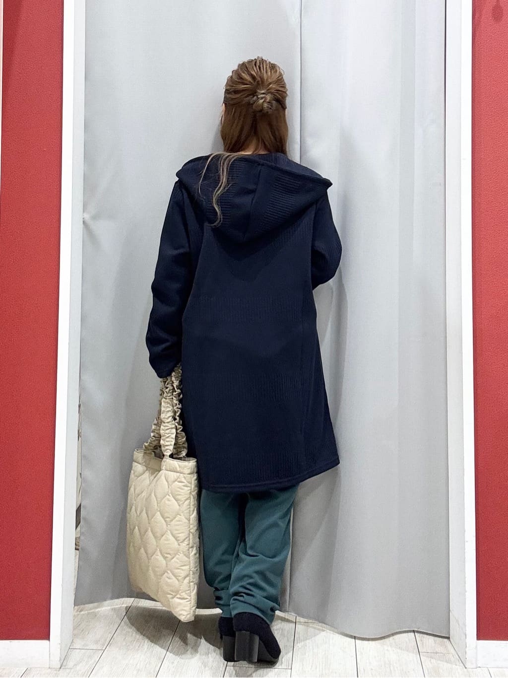 shioさんの「SHOO･LA･RUE｜【洗濯機可/ちくちくしにくい】大人のための スウェットライク刺繍ロゴニット」を使ったコーディネート