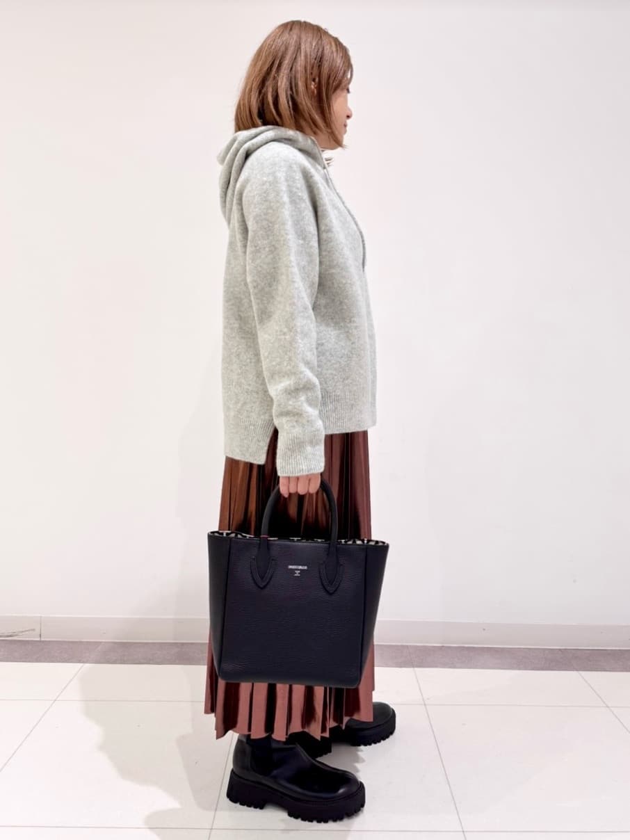 Reecoさんの「DRESSTERIOR｜【洗える/ストレッチ性/オンオフ】箔プリントプリーツスカート」を使ったコーディネート