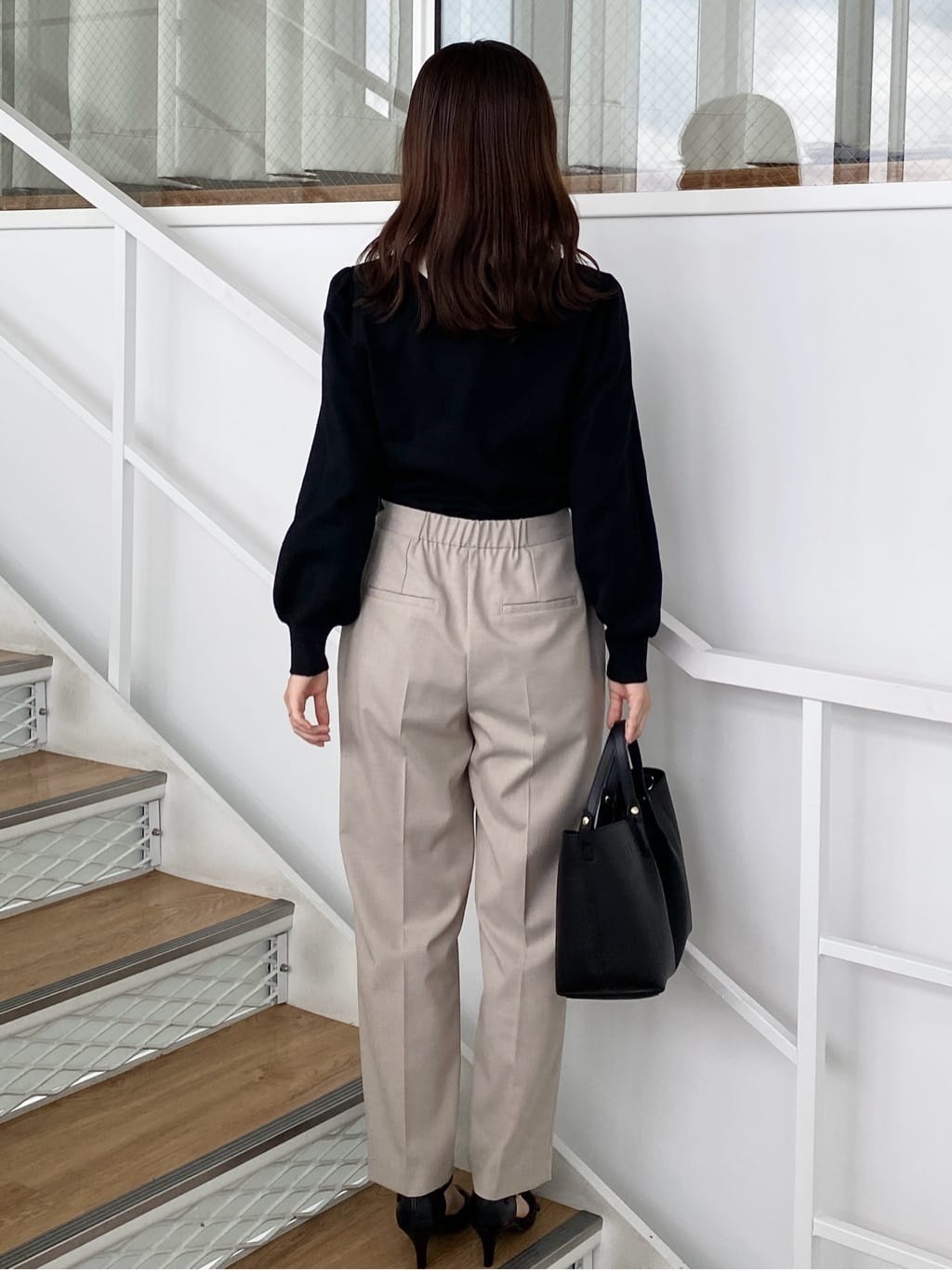 みさかさんの「index｜ウールライクストレッチテーパードパンツ／セットアップ対応【洗濯機OK】」を使ったコーディネート