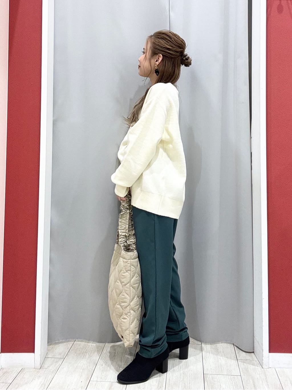 shioさんの「SHOO･LA･RUE｜【洗濯機可/ちくちくしにくい】大人のための スウェットライク刺繍ロゴニット」を使ったコーディネート