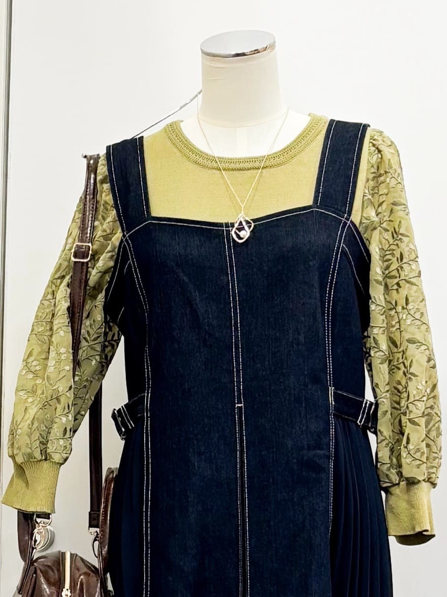 yukariさんの「grove｜【二の腕カバー】繊細さと上品さをまとう袖刺繍プルオーバーニット」を使ったコーディネート