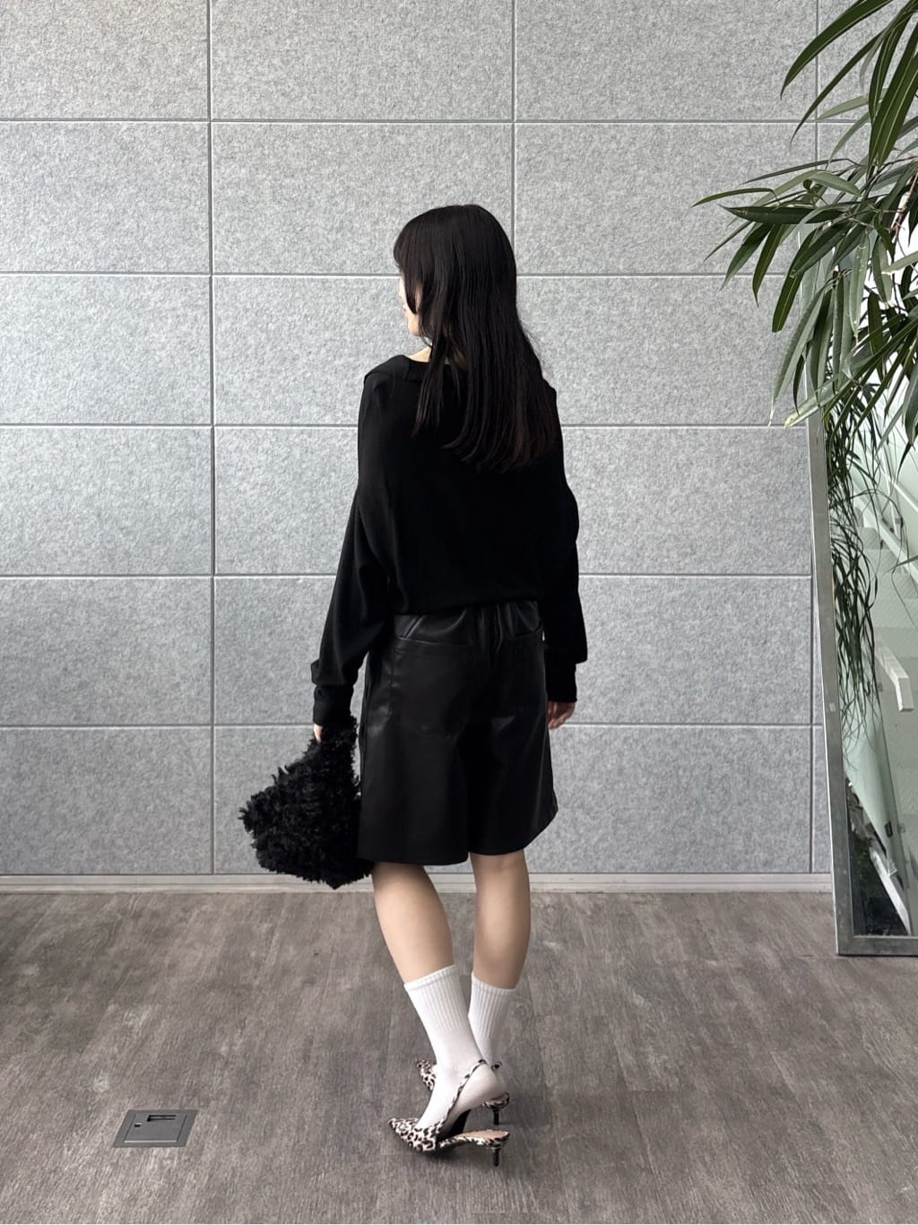 rinaさんの「INDIVI｜フェイクファーマイクロバッグ」を使ったコーディネート