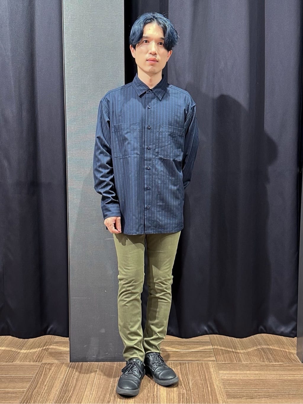 tomoyaさんの「THE SHOP TK｜ダブルポケットストライプ長袖シャツ 【洗濯機OK】」を使ったコーディネート