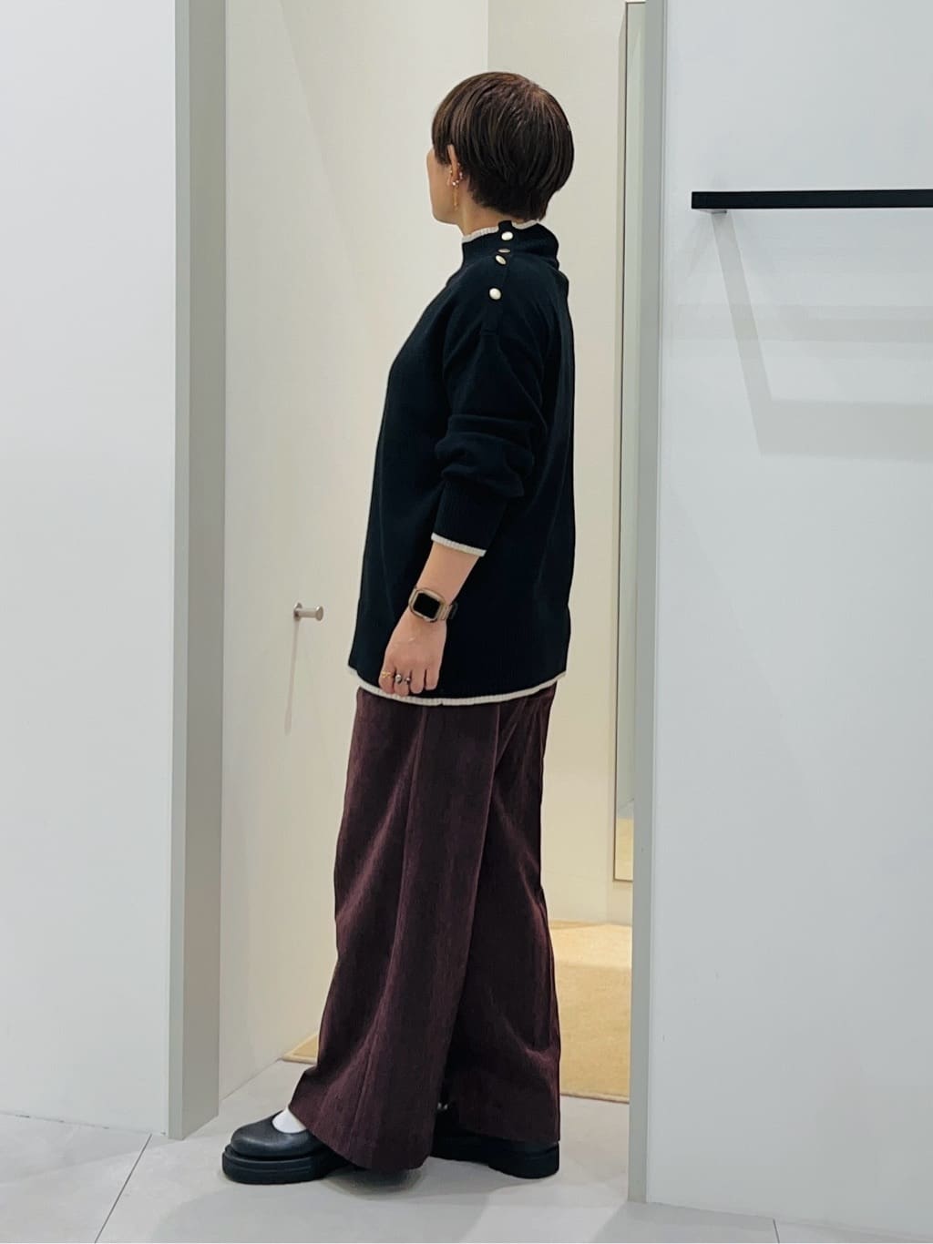 タナさんの「THE SHOP TK｜【インしないで着られる】金ボタン ハイネックニット/毛玉になりにくい/静電気防止/洗濯機OK」を使ったコーディネート