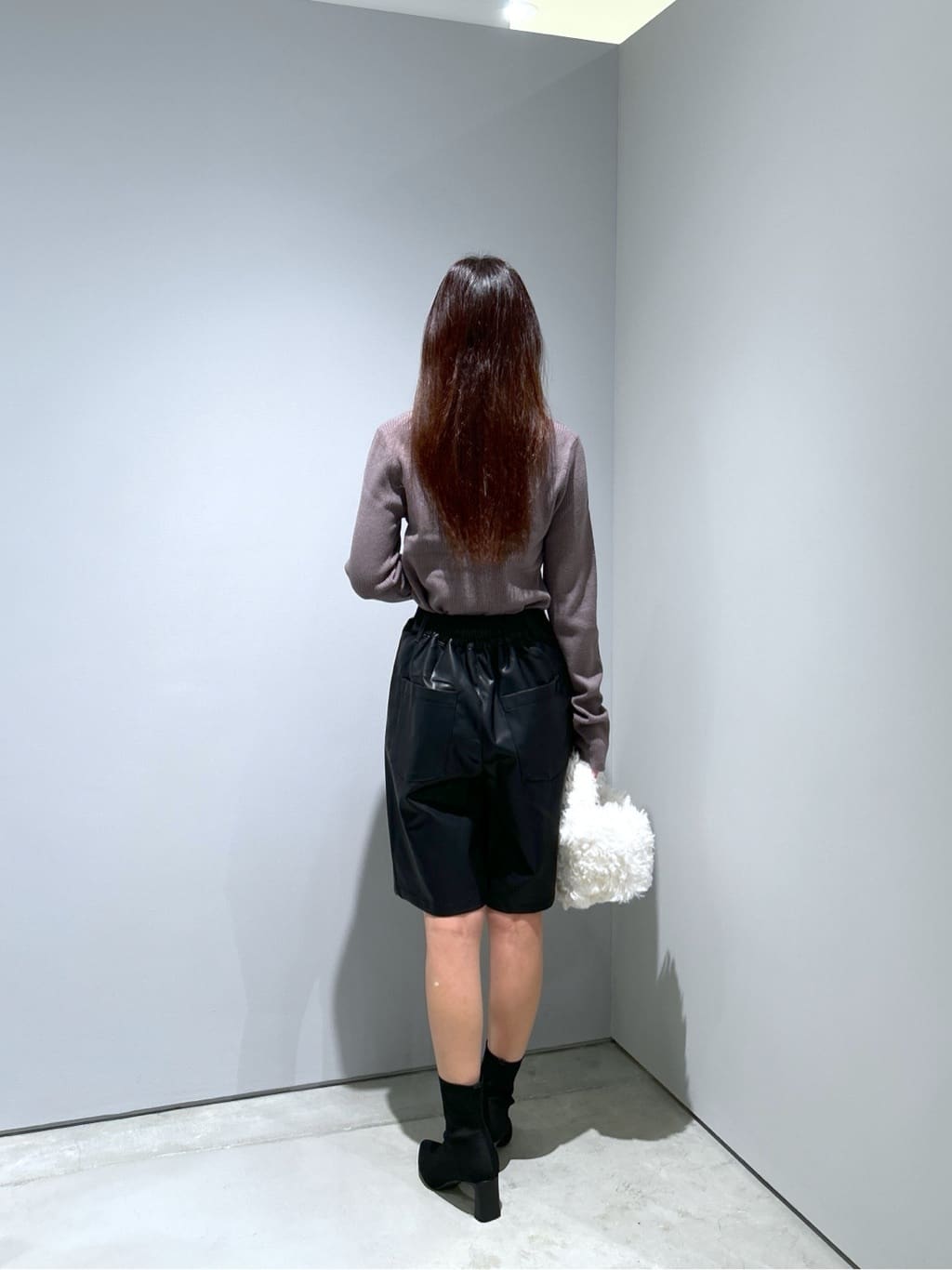 Renoさんの「INDIVI｜フェイクファーマイクロバッグ」を使ったコーディネート