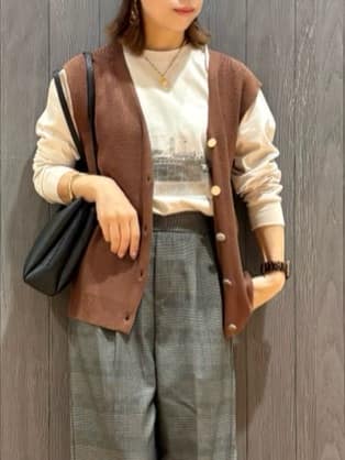 meiさんの「SHOO･LA･RUE｜【S-LL】ゴールドボタンが上品 大人のニットベスト」を使ったコーディネート