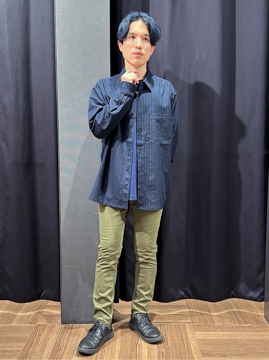 tomoyaさんの「THE SHOP TK｜ダブルポケットストライプ長袖シャツ 【洗濯機OK】」を使ったコーディネート
