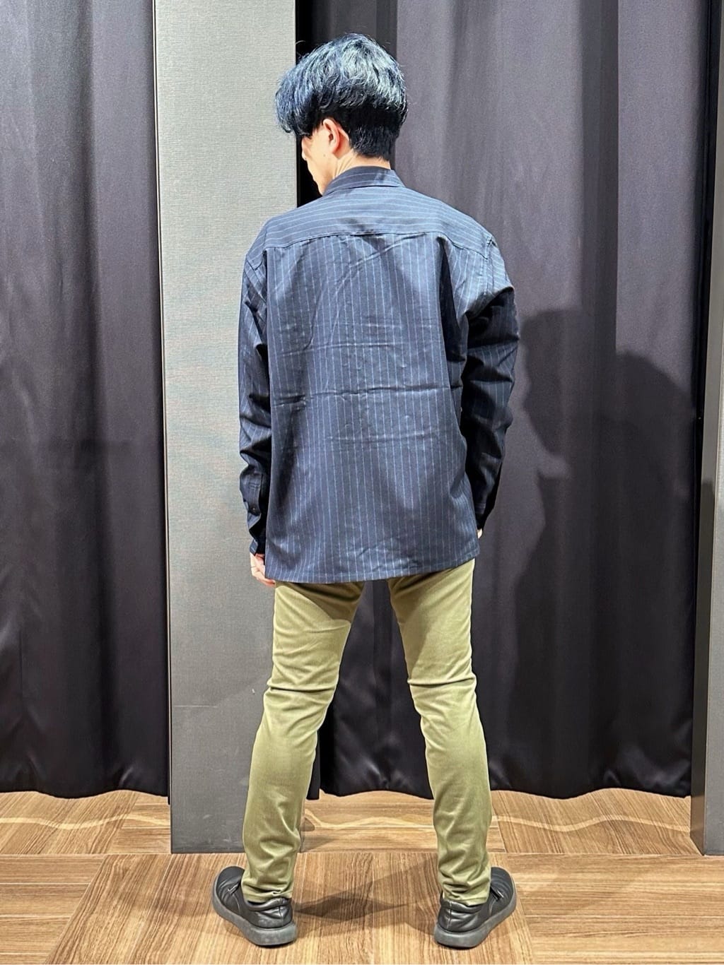 tomoyaさんの「THE SHOP TK｜ダブルポケットストライプ長袖シャツ 【洗濯機OK】」を使ったコーディネート