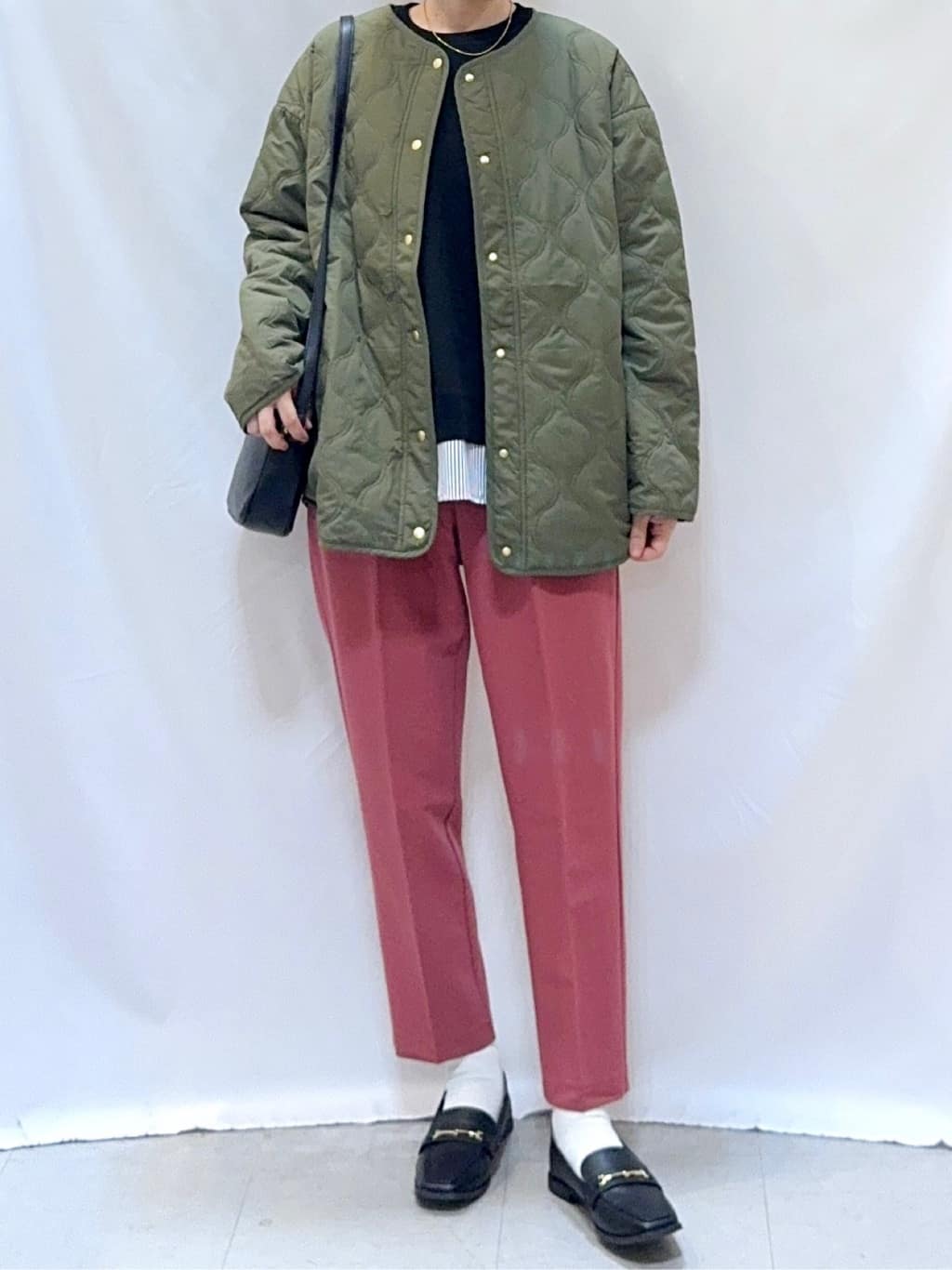 𝐇𝐢𝐫𝐨𝐦𝐢さんの「SHOO･LA･RUE｜【高レビュー/SS-LL/美脚シルエット】すっきりきれい見え テーパードパンツ」を使ったコーディネート