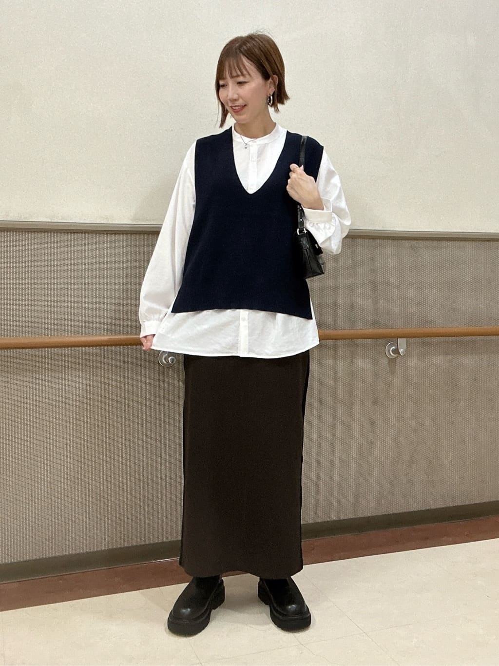 おしらさんさんの「THE SHOP TK｜【春まで着られる】ニットベスト＆ブラウスセット/洗濯機OK」を使ったコーディネート