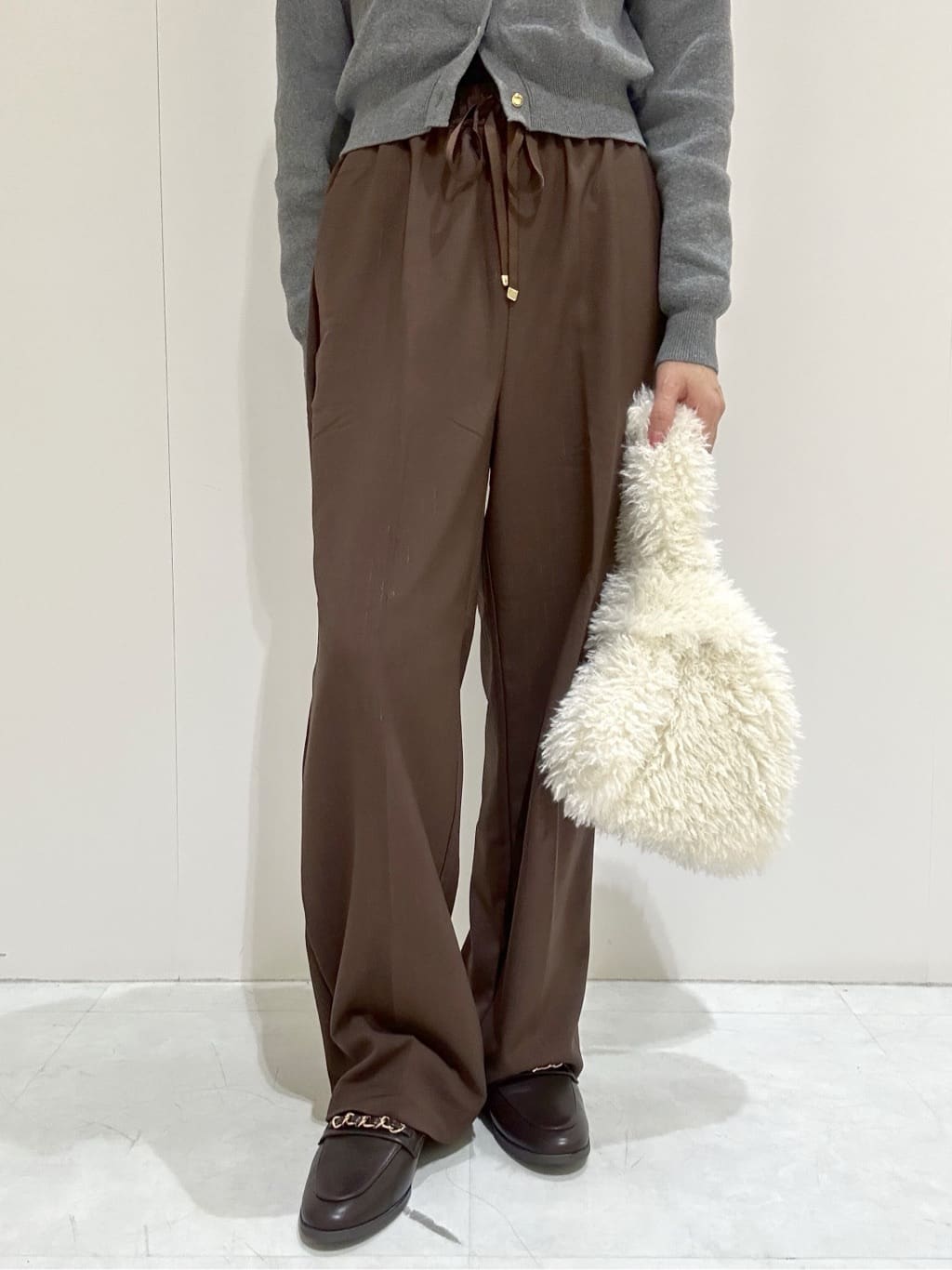 makiさんの「OPAQUE.CLIP｜カシミヤブレンドウールミドルピーコート」を使ったコーディネート