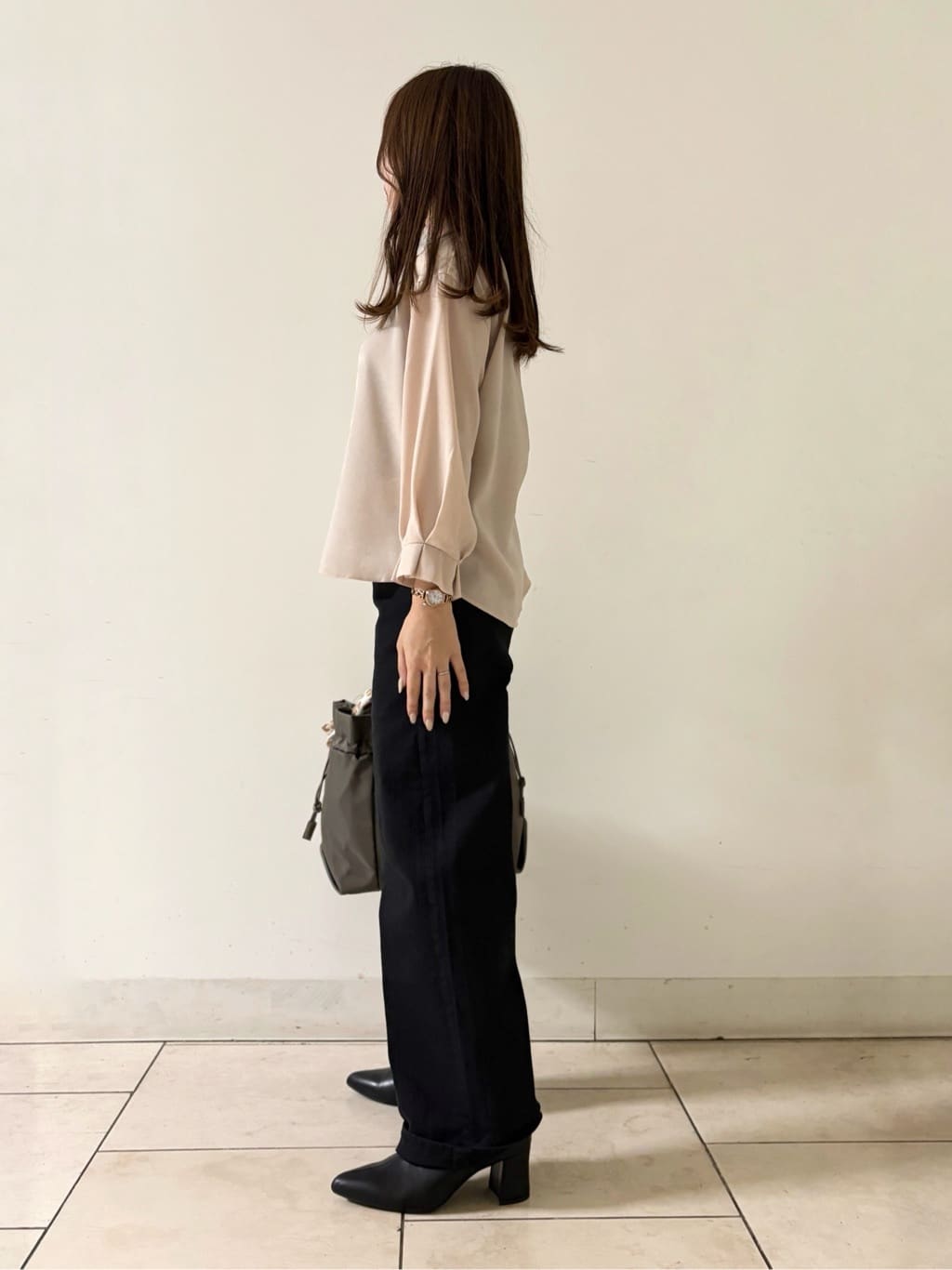 kahoさんの「INDIVI｜【セットアップ可能】スエード調サテンブラウス」を使ったコーディネート