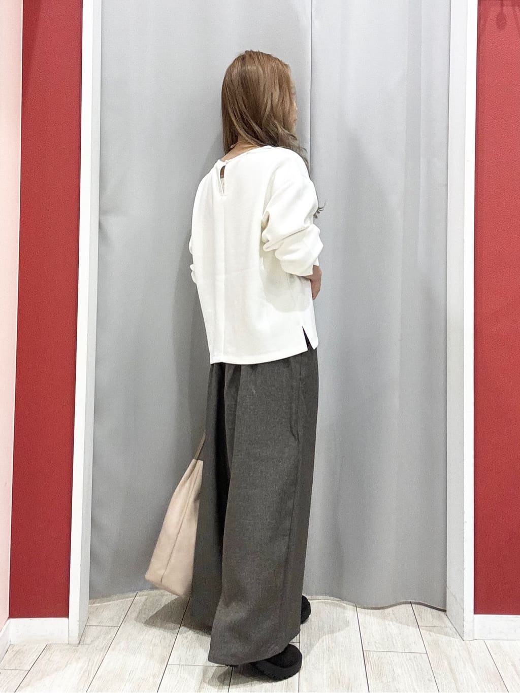 shioさんの「SHOO･LA･RUE｜【S-LL】大人のデイリースタイルに お袖タック フェイクパール付きトップス」を使ったコーディネート