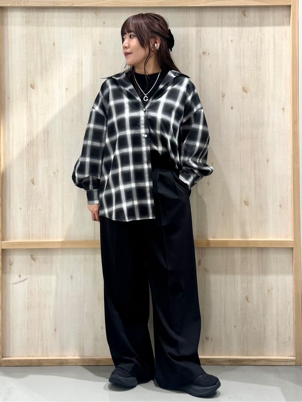 nanaさんの「THE SHOP TK｜【即戦力/軽羽織】チェックドルマンシャツ」を使ったコーディネート