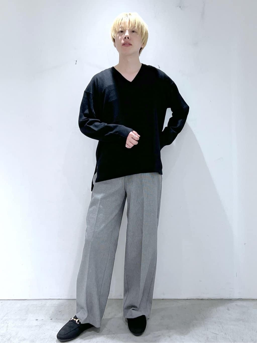 JINさんの「OPAQUE.CLIP｜Vネックニット／エクストラファインメリノウール【THEシリーズ／洗濯機OK】」を使ったコーディネート