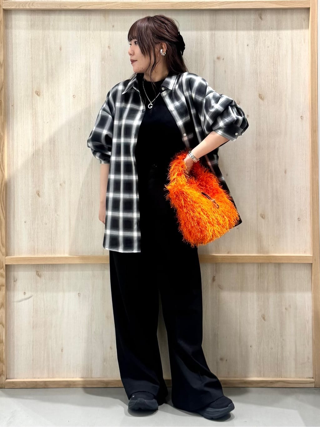 nanaさんの「THE SHOP TK｜【即戦力/軽羽織】チェックドルマンシャツ」を使ったコーディネート