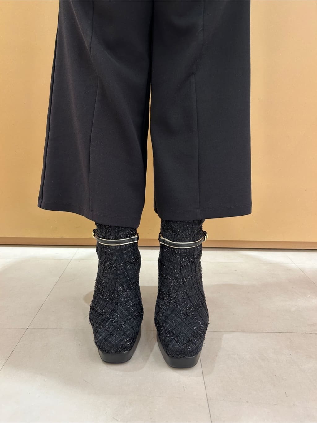 ALIVAAHWANADYAJAYAさんの「ESPERANZA｜【EC先行販売】スクエアツイードショートブーツ」を使ったコーディネート