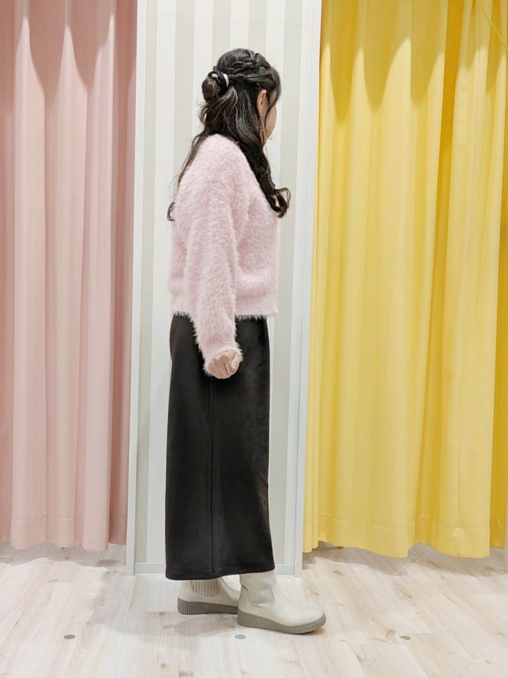 かずみさんの「SHOO･LA･RUE｜フェザーVネックカーディガン」を使ったコーディネート
