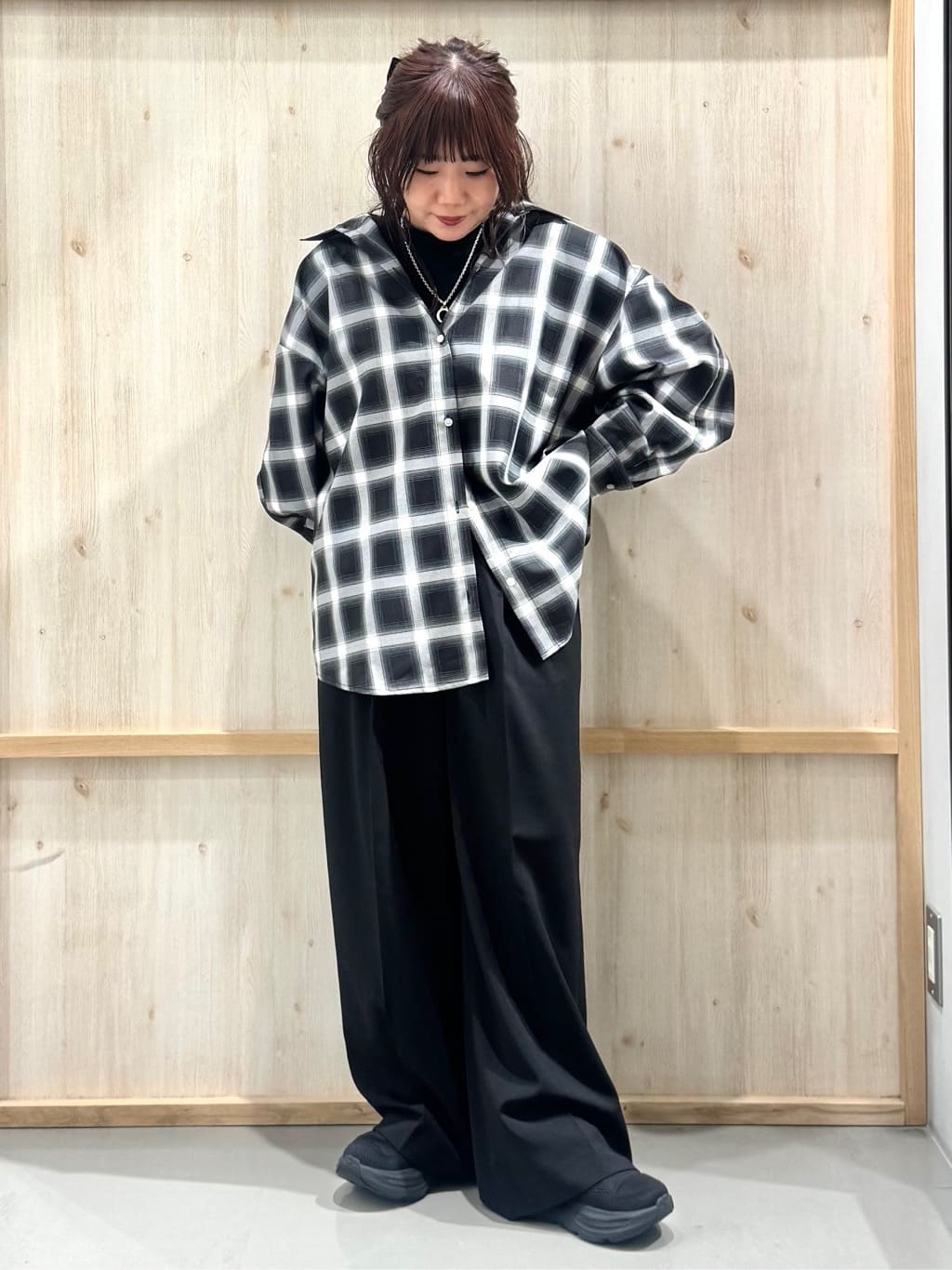 nanaさんの「THE SHOP TK｜【即戦力/軽羽織】チェックドルマンシャツ」を使ったコーディネート