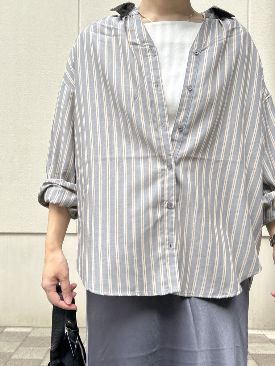 ga_riさんの「THE SHOP TK｜【後ろ姿もサマになる】ストライプ バックシャーリングシャツ/体型カバー/洗える」を使ったコーディネート