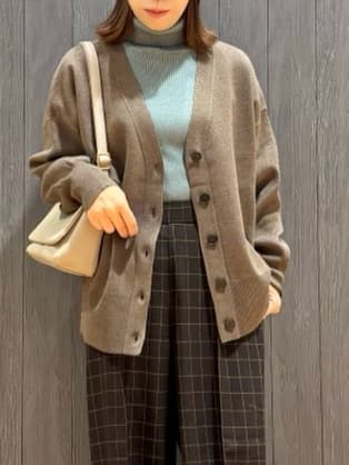 meiさんの「SHOO･LA･RUE｜【洗える/毛玉レス】表面がきれいなVネックカーディガン」を使ったコーディネート