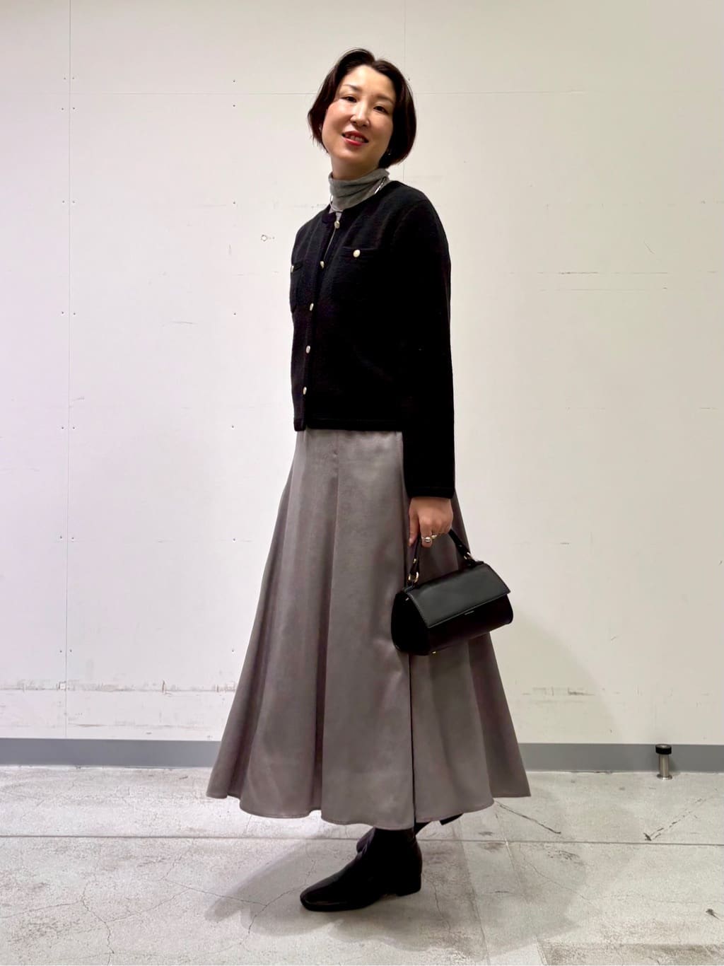 yuriさんの「INDIVI｜【UVケア／セットアップ可能】スエード調サテンスカート」を使ったコーディネート