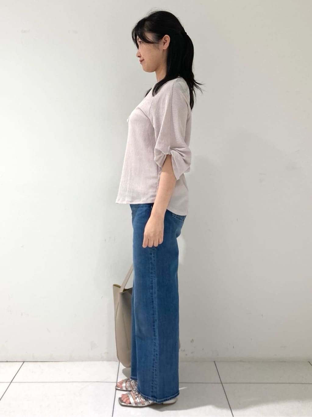momokoさんの「INDIVI｜【UVケア／吸汗速乾】凹凸素材ねじり袖トップス」を使ったコーディネート