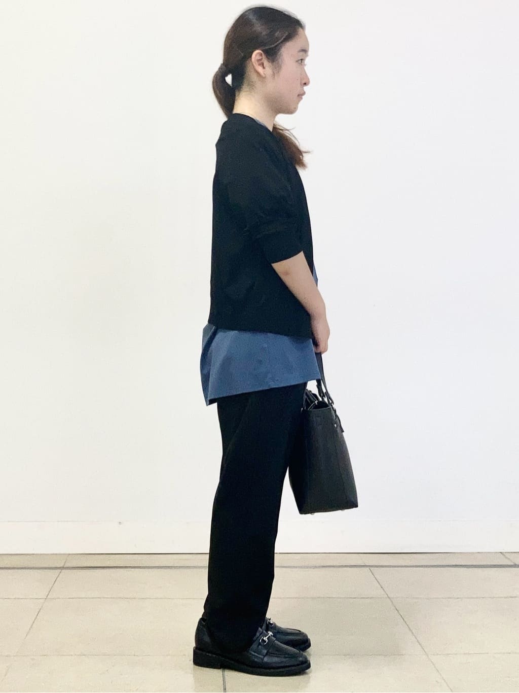 tomominさんの「Reflect｜【すっきり見え！長め丈／マシンウォッシュ可】スキッパーネックジャージトップス」を使ったコーディネート