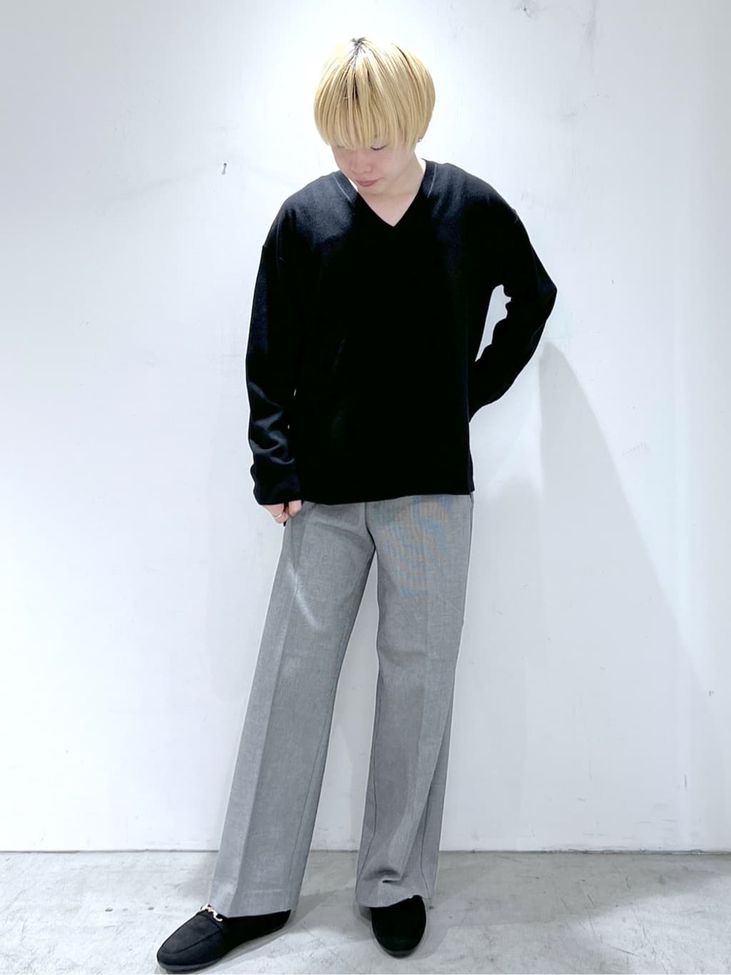 JINさんの「OPAQUE.CLIP｜Vネックニット／エクストラファインメリノウール【THEシリーズ／洗濯機OK】」を使ったコーディネート