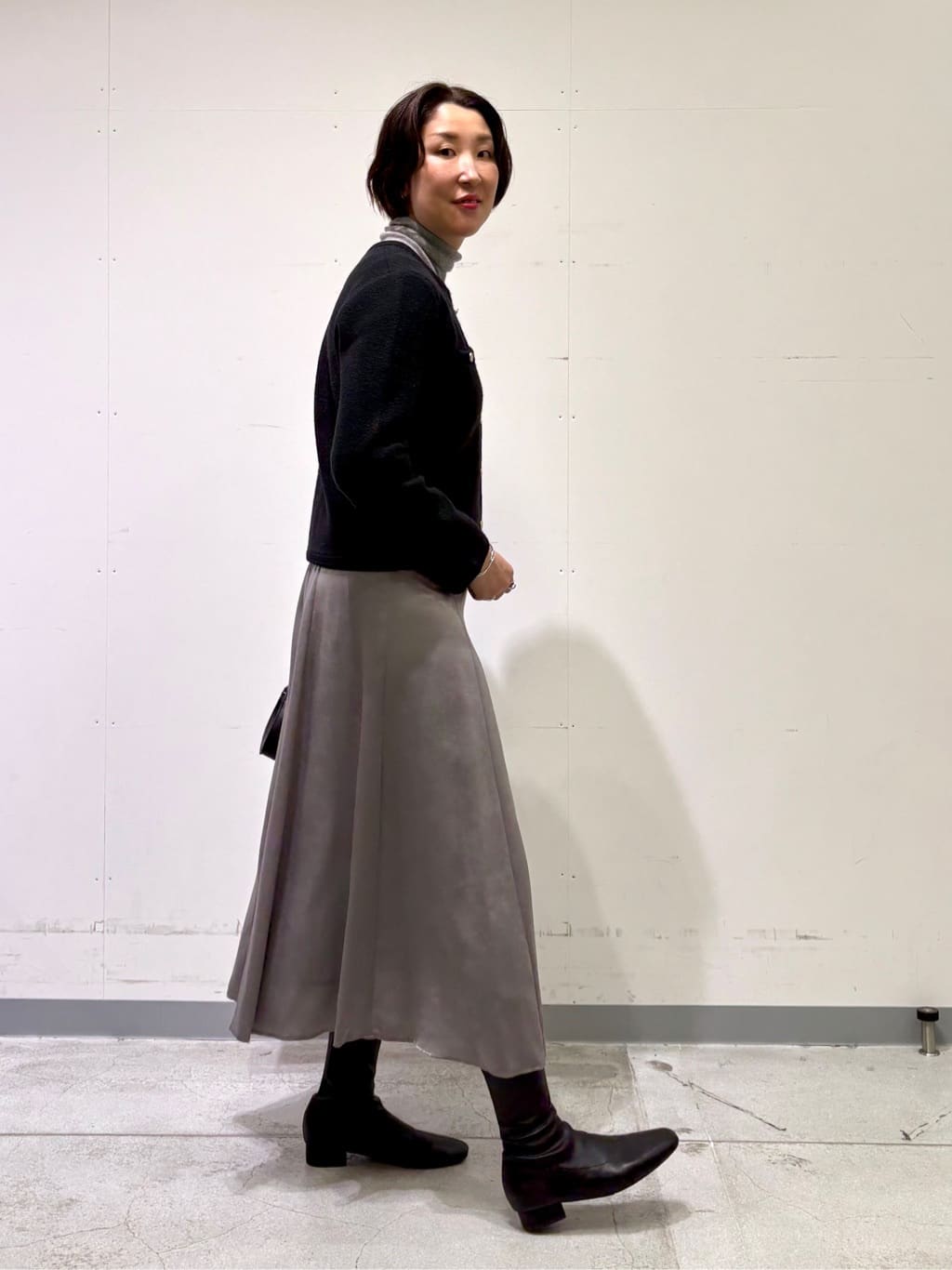 yuriさんの「INDIVI｜【UVケア／セットアップ可能】スエード調サテンスカート」を使ったコーディネート