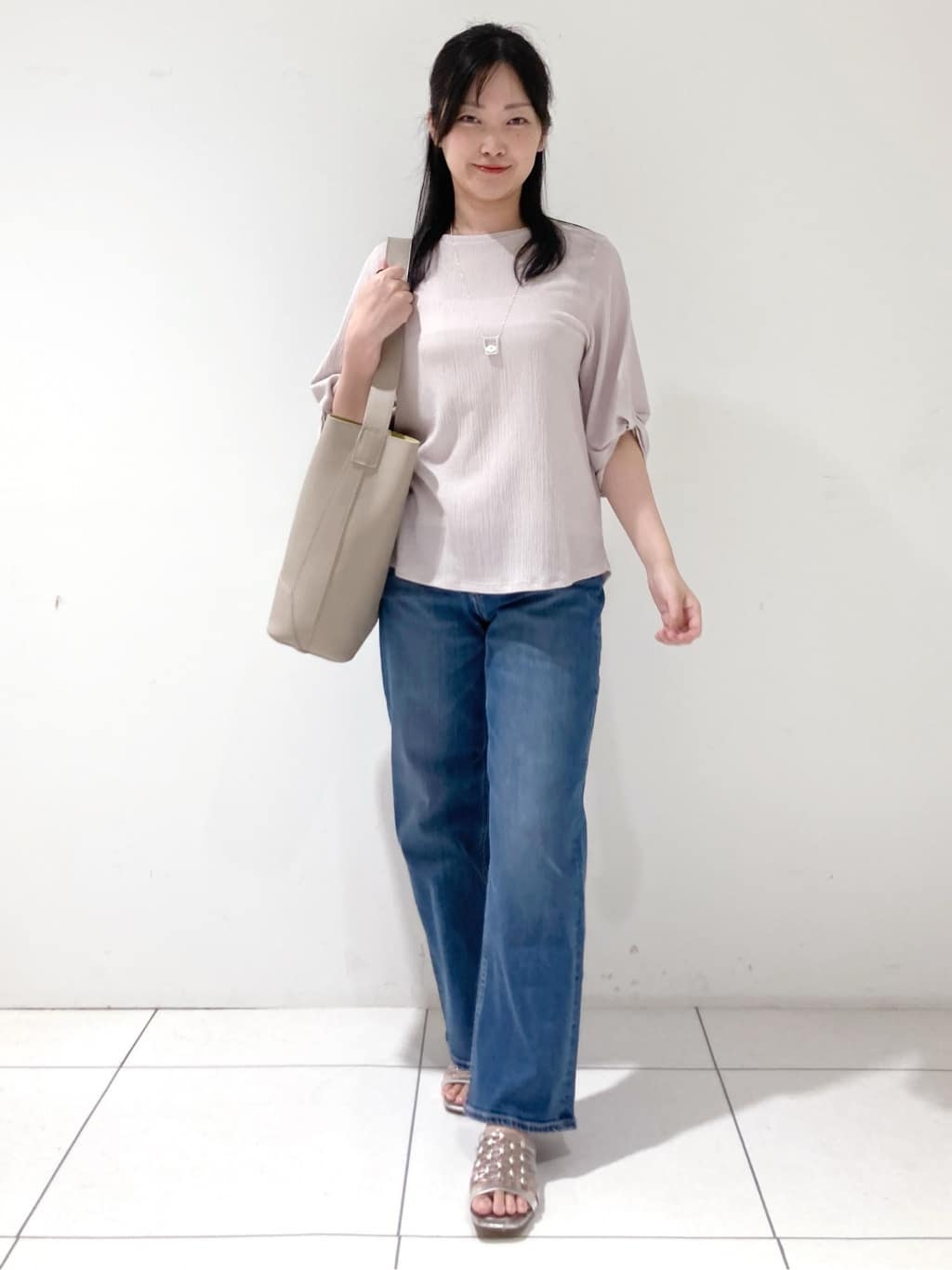 momokoさんの「INDIVI｜【UVケア／吸汗速乾】凹凸素材ねじり袖トップス」を使ったコーディネート