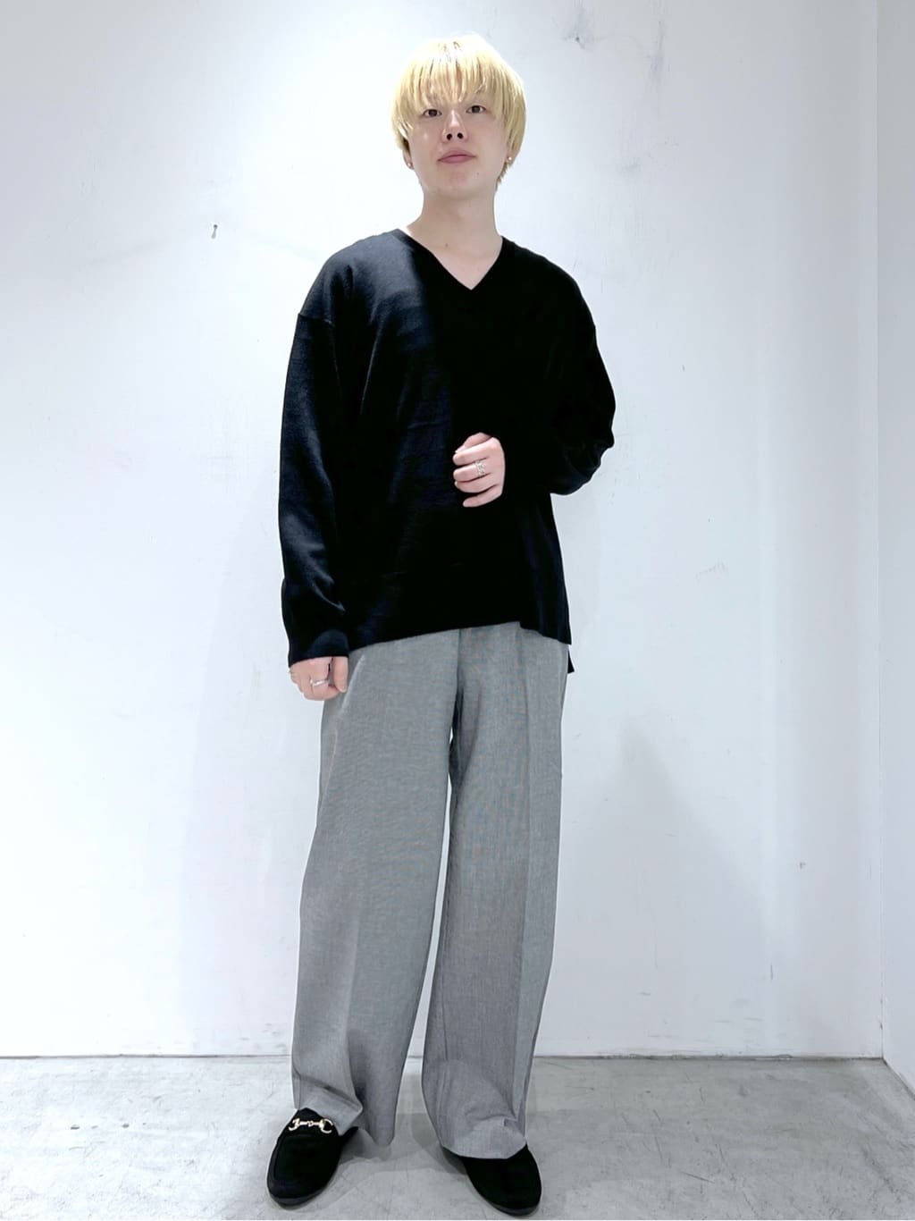 JINさんの「OPAQUE.CLIP｜Vネックニット／エクストラファインメリノウール【THEシリーズ／洗濯機OK】」を使ったコーディネート