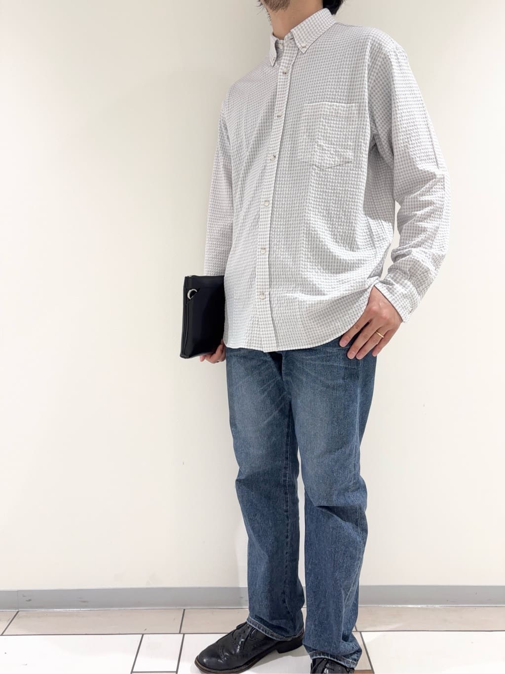 及川さんの「TAKEO KIKUCHI｜【抗菌防臭/シーズンレス】シアサッカーギンガムチェック ストレッチシャツ」を使ったコーディネート