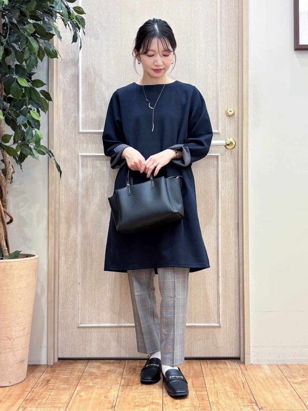 なみさんの「SHOO･LA･RUE｜【高レビュー/SS-LL/美脚シルエット】すっきりきれい見え テーパードパンツ」を使ったコーディネート