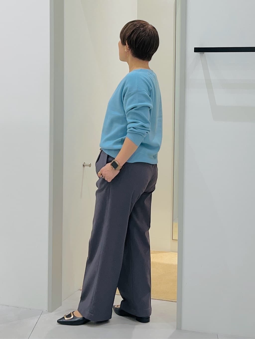 タナさんの「THE SHOP TK｜【すっきりシルエットが叶う】大人のためのVネックニット/毛玉になりにくい/静電気防止/洗濯機OK」を使ったコーディネート