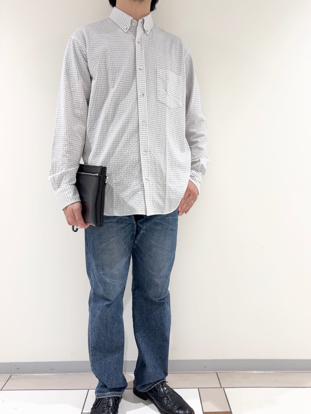 及川さんの「TAKEO KIKUCHI｜【抗菌防臭/シーズンレス】シアサッカーギンガムチェック ストレッチシャツ」を使ったコーディネート