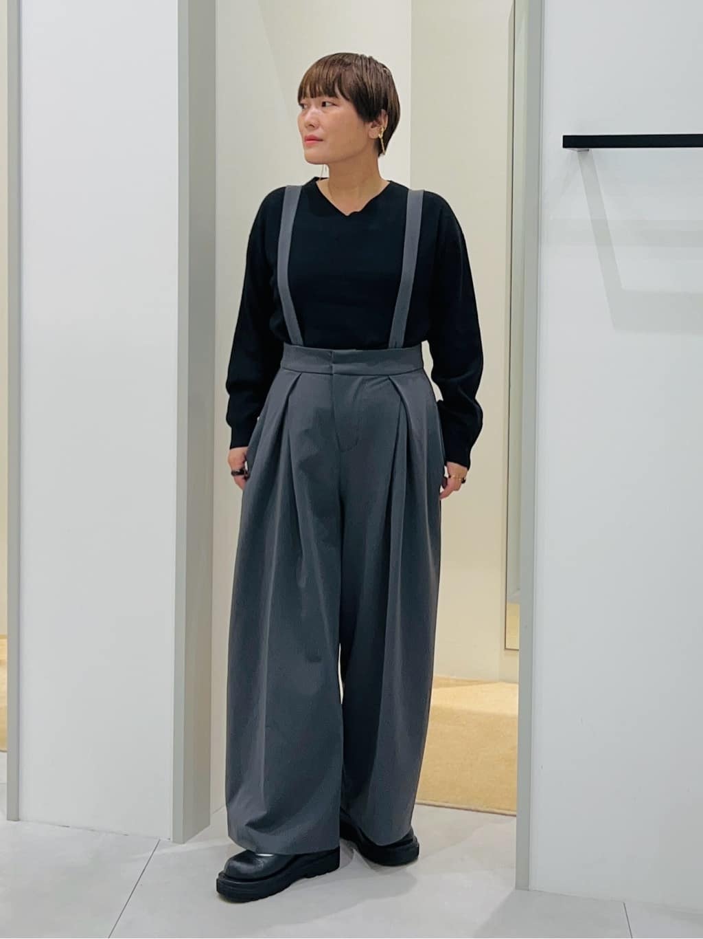 タナさんの「THE SHOP TK｜【すっきりシルエットが叶う】大人のためのVネックニット/毛玉になりにくい/静電気防止/洗濯機OK」を使ったコーディネート