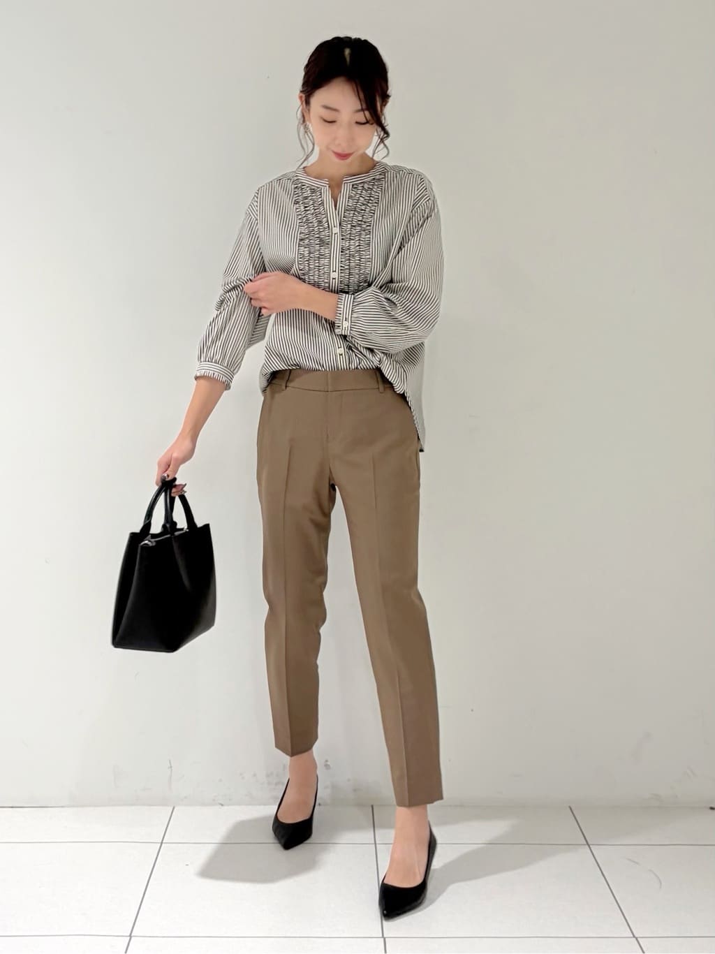 shioriさんの「INDIVI｜【洗える】胸元タックフリル長袖ブラウス」を使ったコーディネート