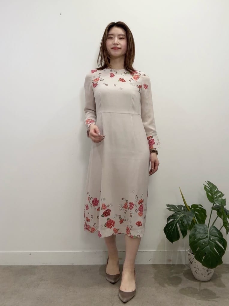Suma Una本部スタッフさんの「SunaUna｜【co creation and yours／SS～L】花柄パネルワンピース」を使ったコーディネート