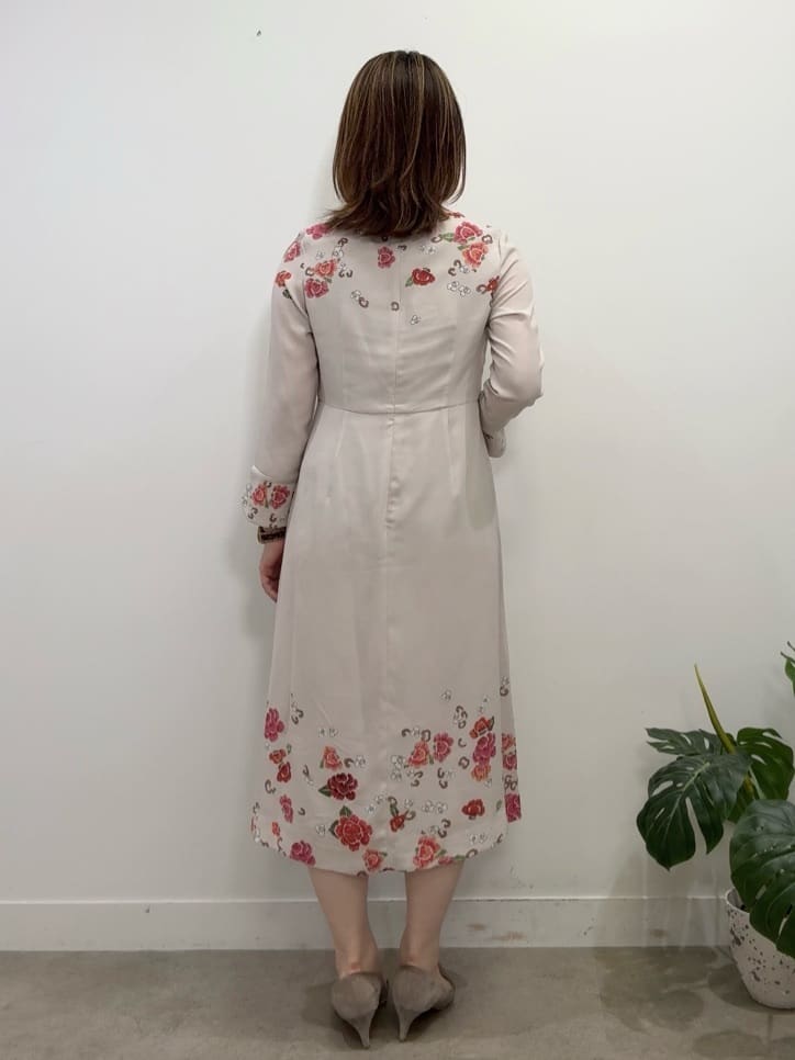 Suma Una本部スタッフさんの「SunaUna｜【co creation and yours／SS～L】花柄パネルワンピース」を使ったコーディネート