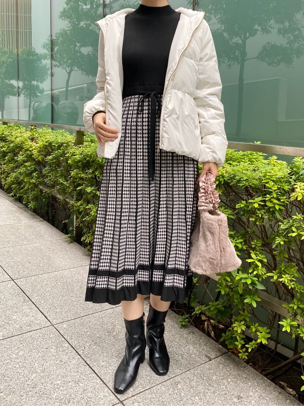みさかさんの「index｜KAWADAダウンペプラムショートコート【撥水／洗濯機OK／静電気防止裏地】」を使ったコーディネート