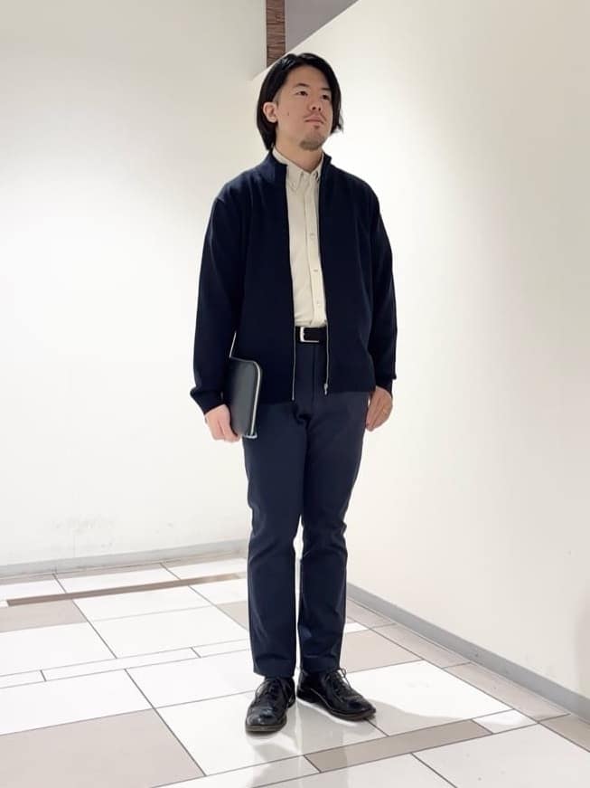 及川さんの「TAKEO KIKUCHI｜アンチピリング ジップアップ ニット」を使ったコーディネート