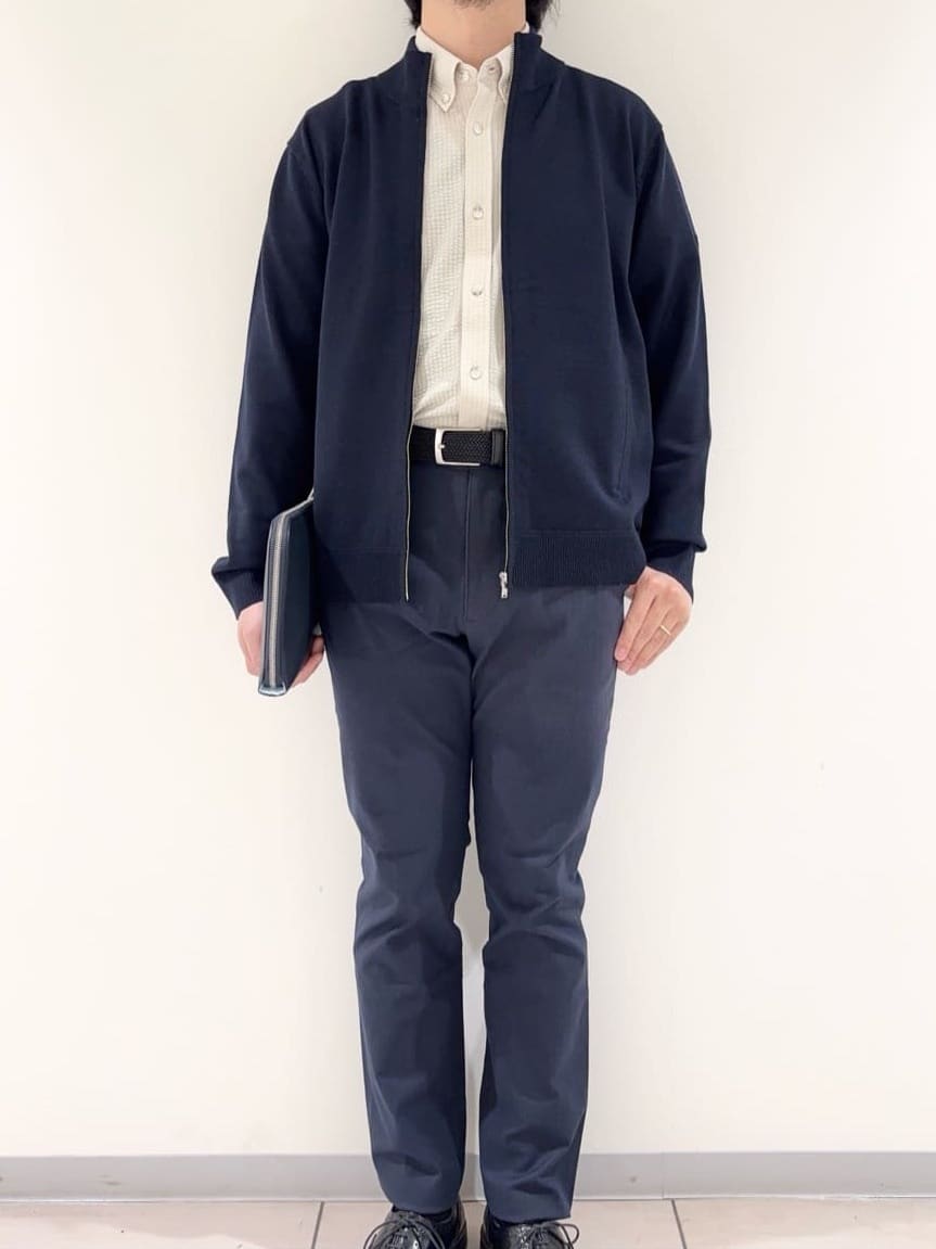及川さんの「TAKEO KIKUCHI｜アンチピリング ジップアップ ニット」を使ったコーディネート