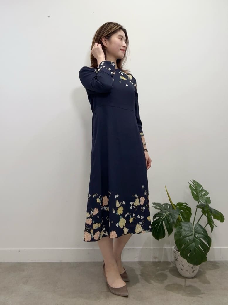 Suma Una本部スタッフさんの「SunaUna｜【co creation and yours／SS～L】花柄パネルワンピース」を使ったコーディネート