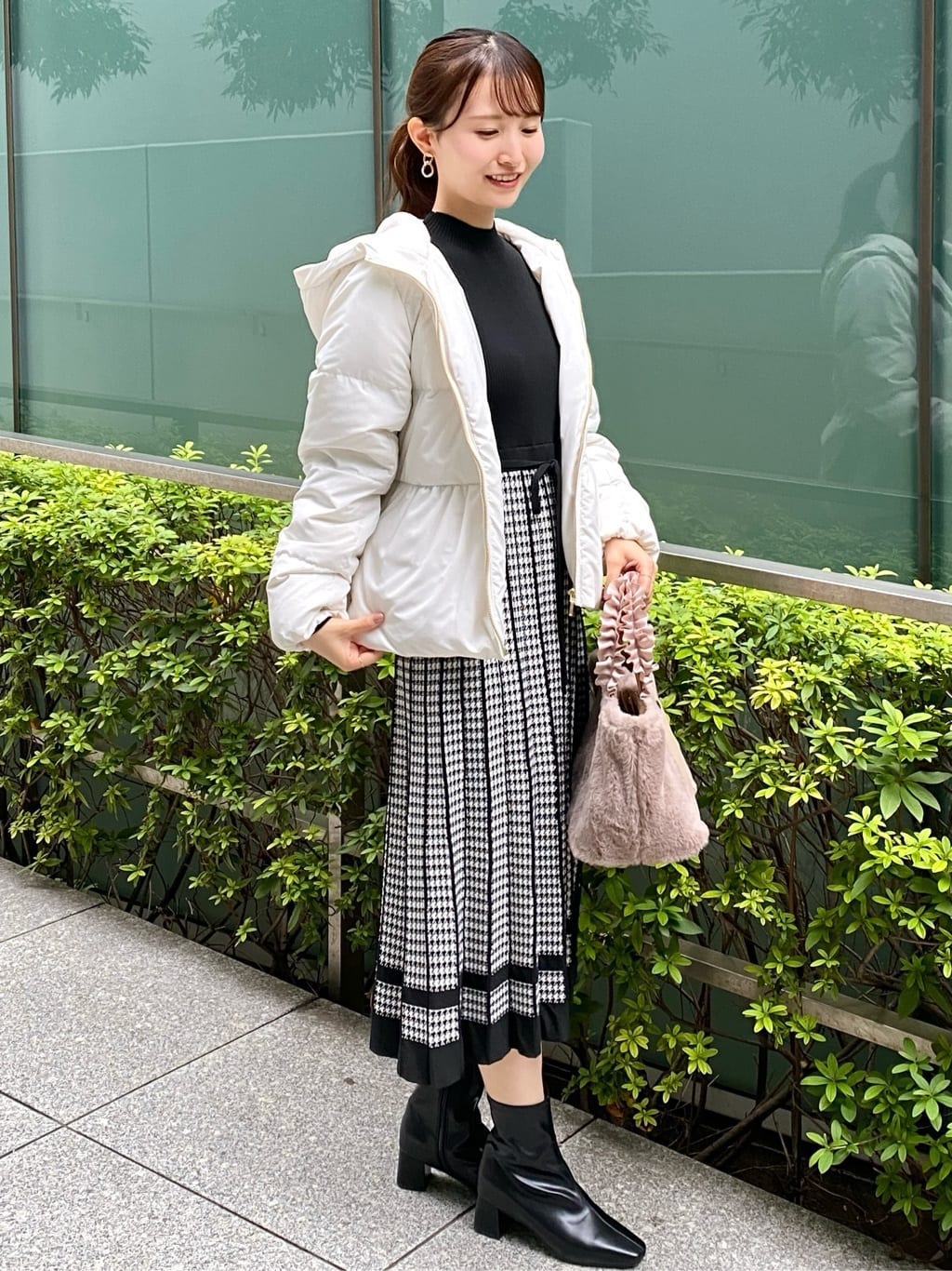 みさかさんの「index｜KAWADAダウンペプラムショートコート【撥水／洗濯機OK／静電気防止裏地】」を使ったコーディネート