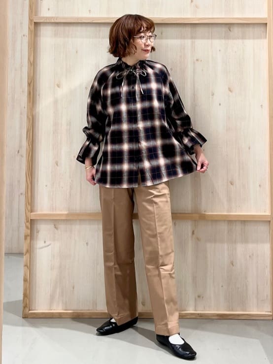 nakoさんの「THE SHOP TK｜起毛オンブレフリルブラウス」を使ったコーディネート