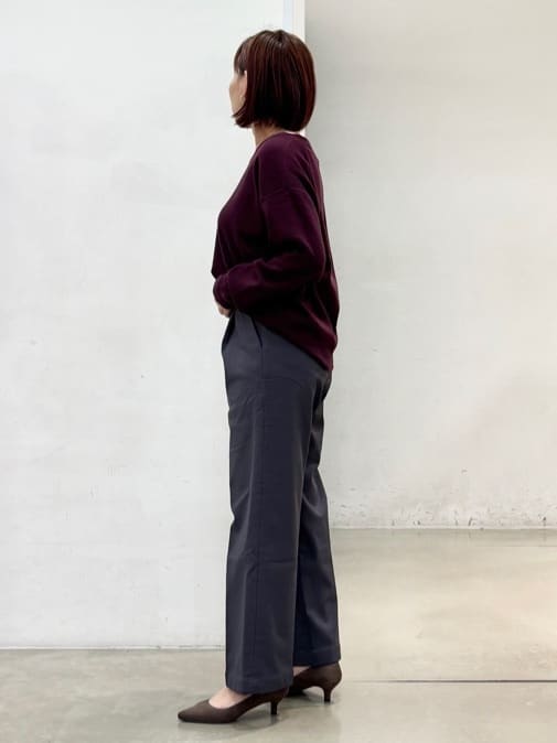fujiさんの「THE SHOP TK｜【すっきりシルエットが叶う】大人のためのVネックニット/毛玉になりにくい/静電気防止/洗濯機OK」を使ったコーディネート