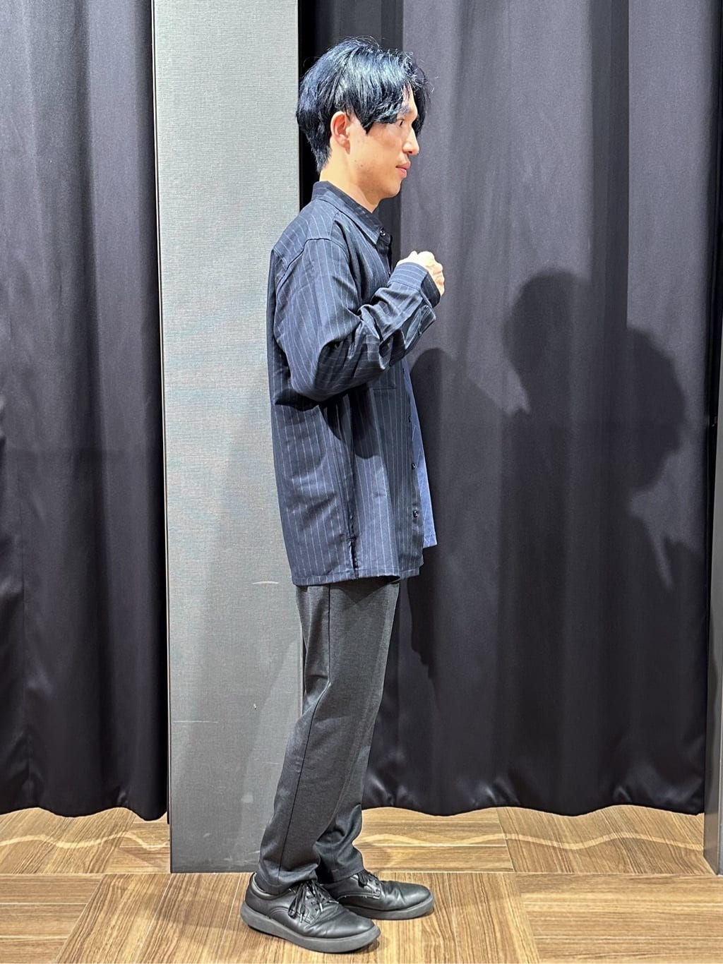 tomoyaさんの「THE SHOP TK｜ダブルポケットストライプ長袖シャツ 【洗濯機OK】」を使ったコーディネート