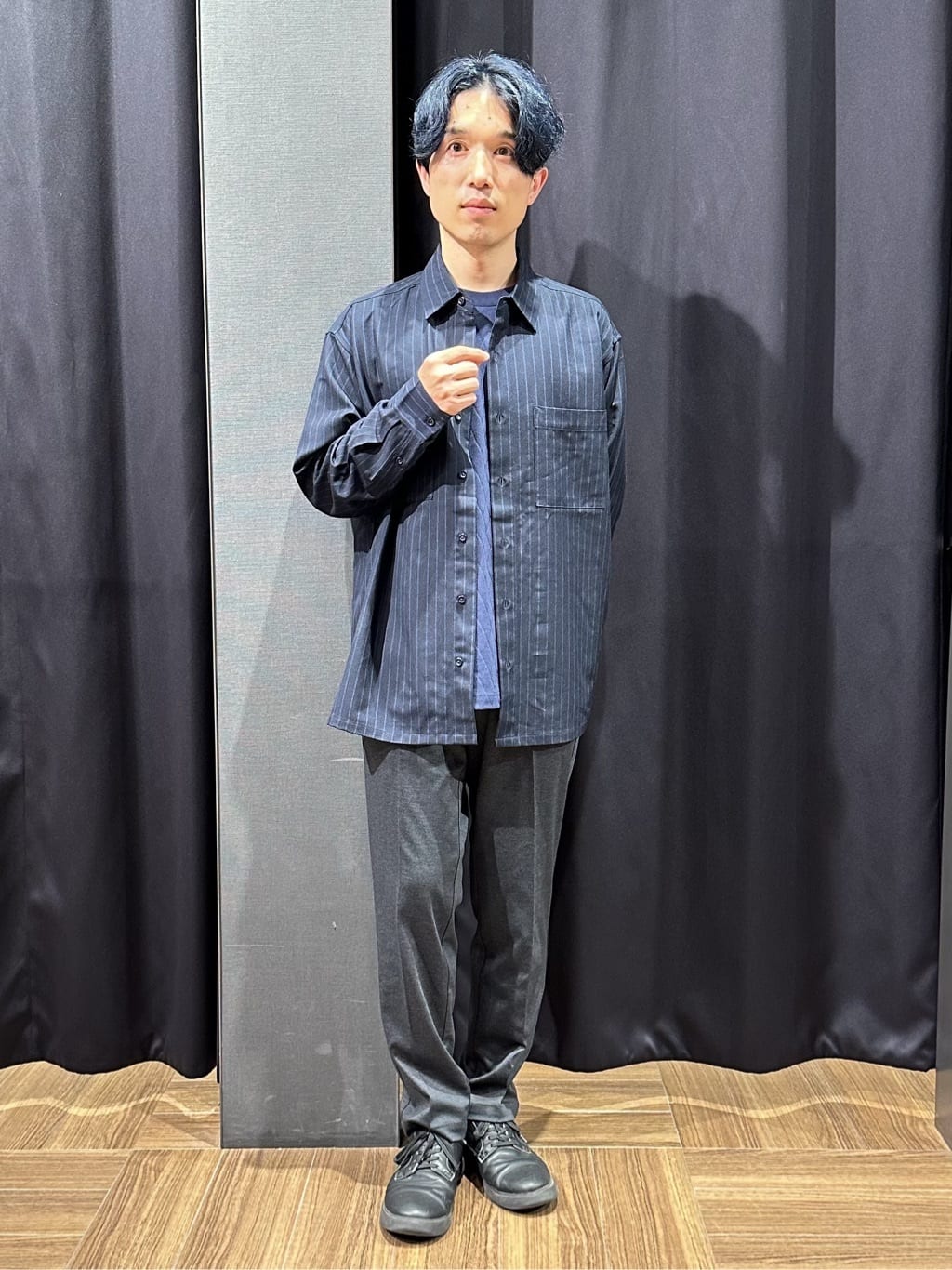 tomoyaさんの「THE SHOP TK｜ダブルポケットストライプ長袖シャツ 【洗濯機OK】」を使ったコーディネート