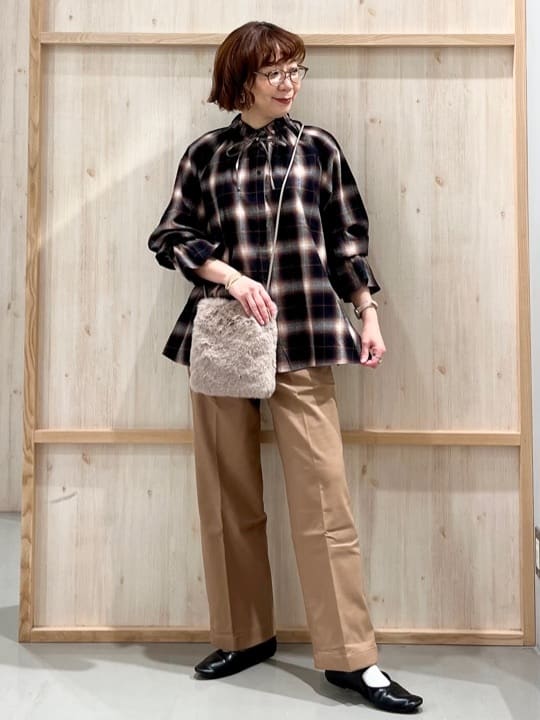 nakoさんの「THE SHOP TK｜起毛オンブレフリルブラウス」を使ったコーディネート